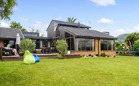 The Bird House - Kawaha Point, Rotorua. Stylish Six Bedroom Home With Space, Views And Relaxed Atmosphere